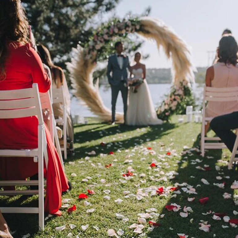 Бели изкуствени листенца за романтичен декор за Деня на влюбените