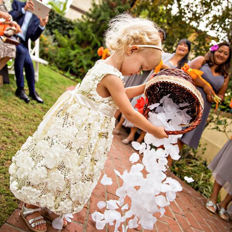 Бели изкуствени листенца за декор на сватбен коридор