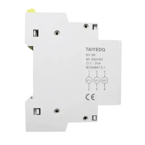 Conectarea cablurilor la voltmetru digital pentru măsurarea tensiunii.