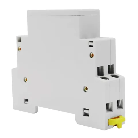 Voltmetru digital montat pe șină DIN pentru panouri electrice.