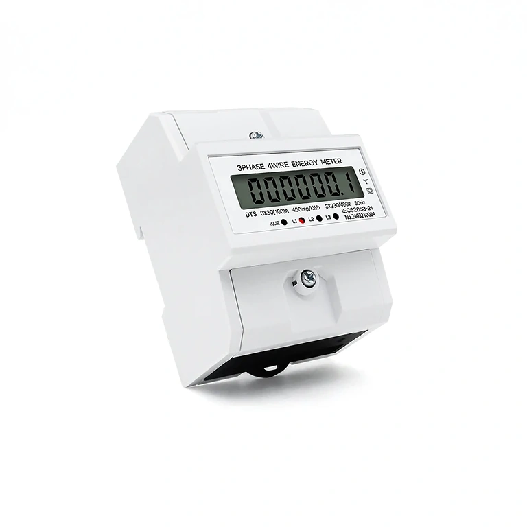 Vista lateral del contador digital trifásico montado en panel