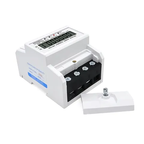 Montajul contorului trifazat digital pe șină DIN într-un panou electric.