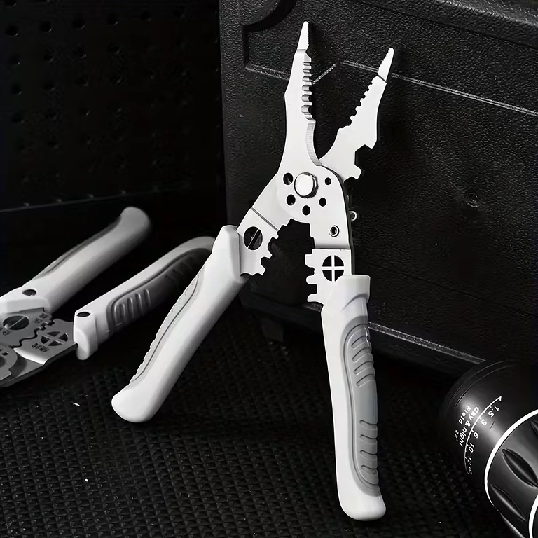 Găuri calibrate pentru dezizolarea precisă a firelor de diferite grosimi.