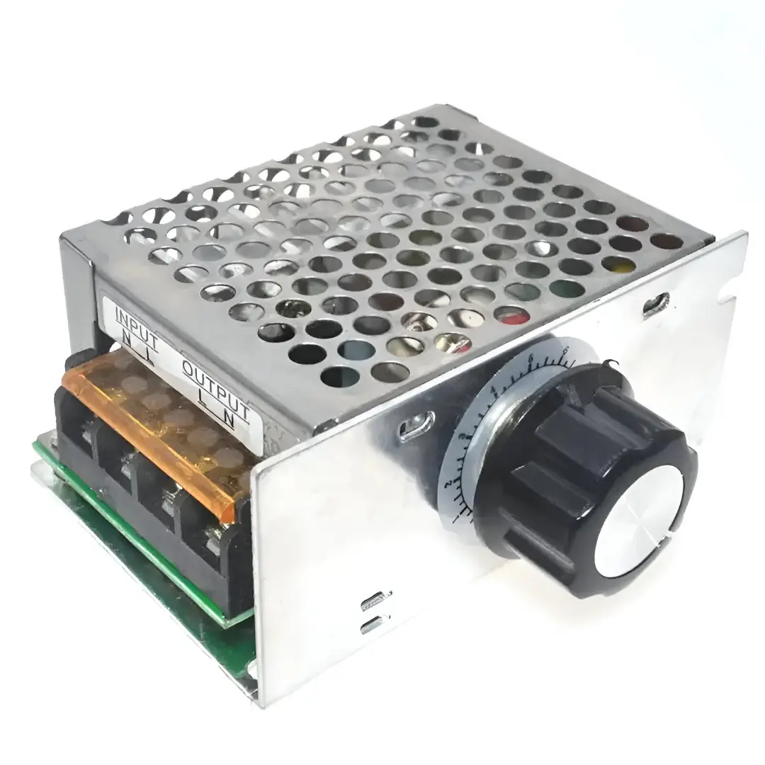 Variator de tensiune 220V – vedere frontală Imagine cu variatorul de tensiune 4000W văzut din față
